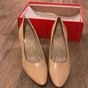 NEVER WORN - Aerosoles Nude Pump (Size 8)